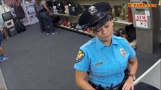वह एक पुलिसकर्मी है जो एक आपातकालीन सेक्स टूर करना चाहता है क्योंकि उसने पहले कभी नहीं किया है